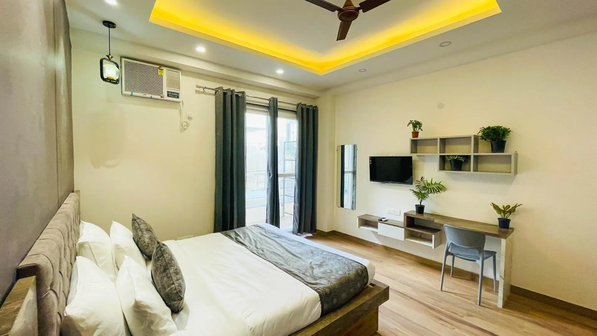 Serviced Luxury Suites With Kitchenette & Balcony At Sector 45 Gurgaon 2*,  India