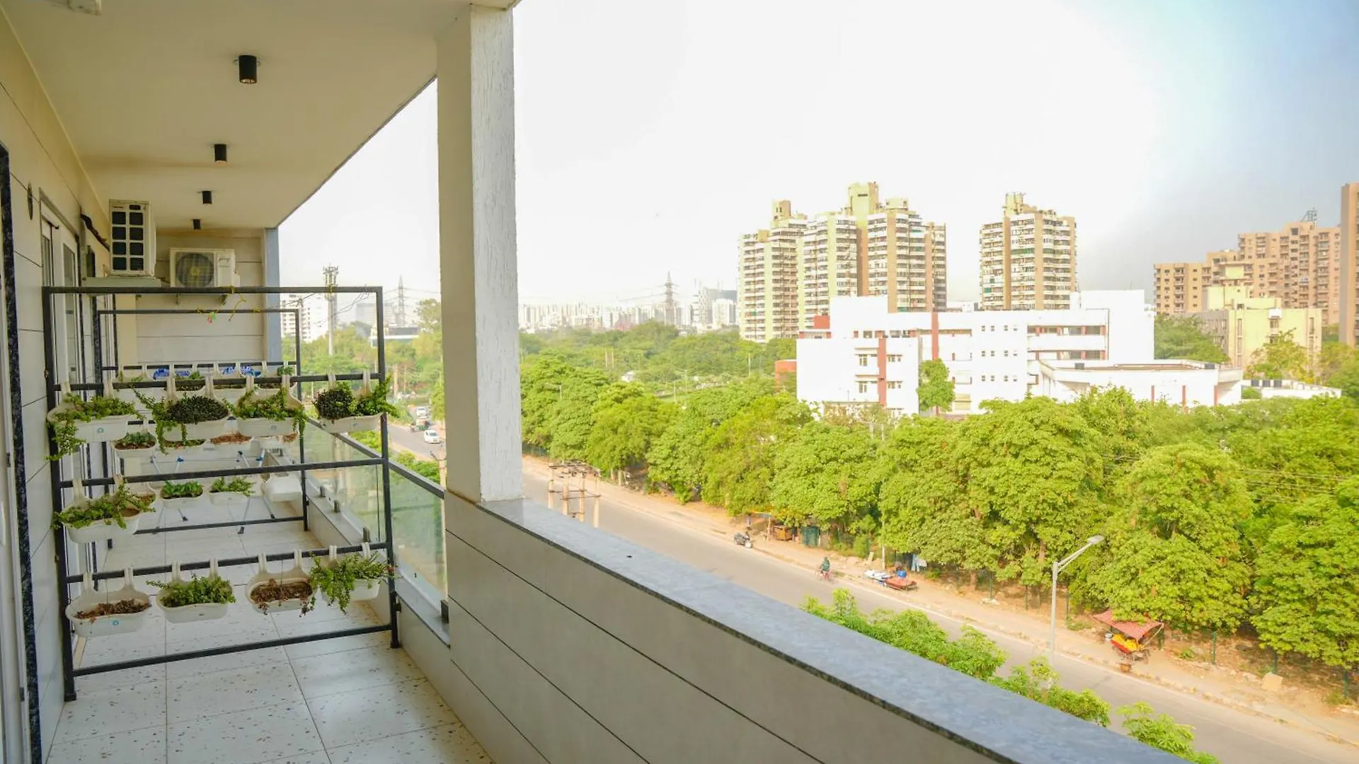 Serviced Luxury Suites With Kitchenette & Balcony At Sector 45 Gurgaon Hotel