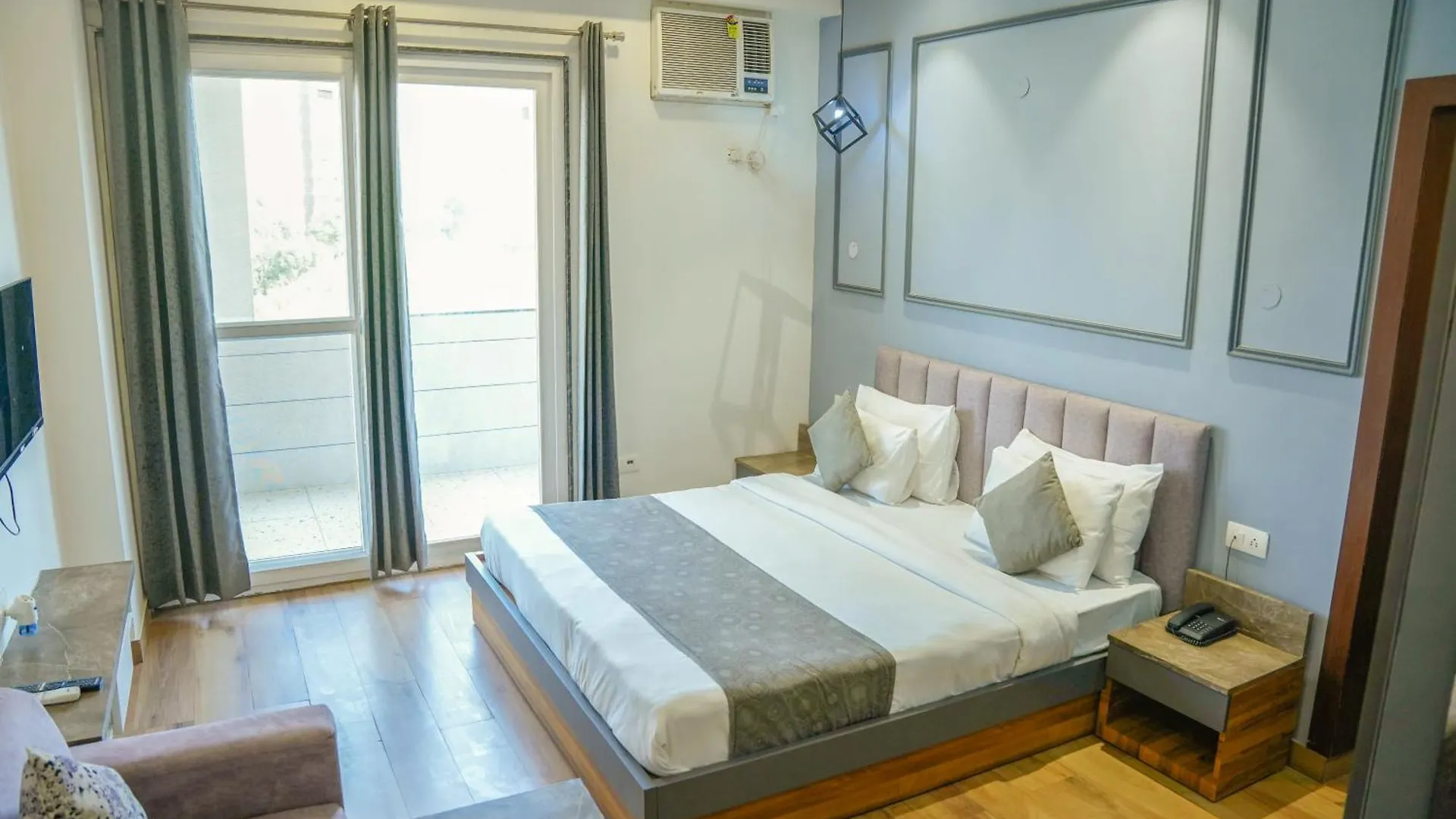 Serviced Luxury Suites With Kitchenette & Balcony At Sector 45 Gurgaon 2*,  India