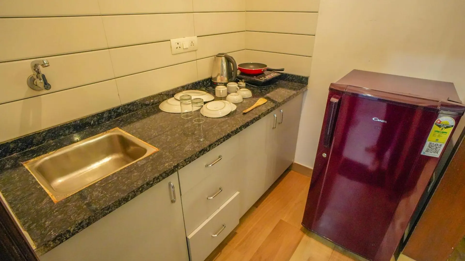 Serviced Luxury Suites With Kitchenette & Balcony At Sector 45 Gurgaon Hotel
