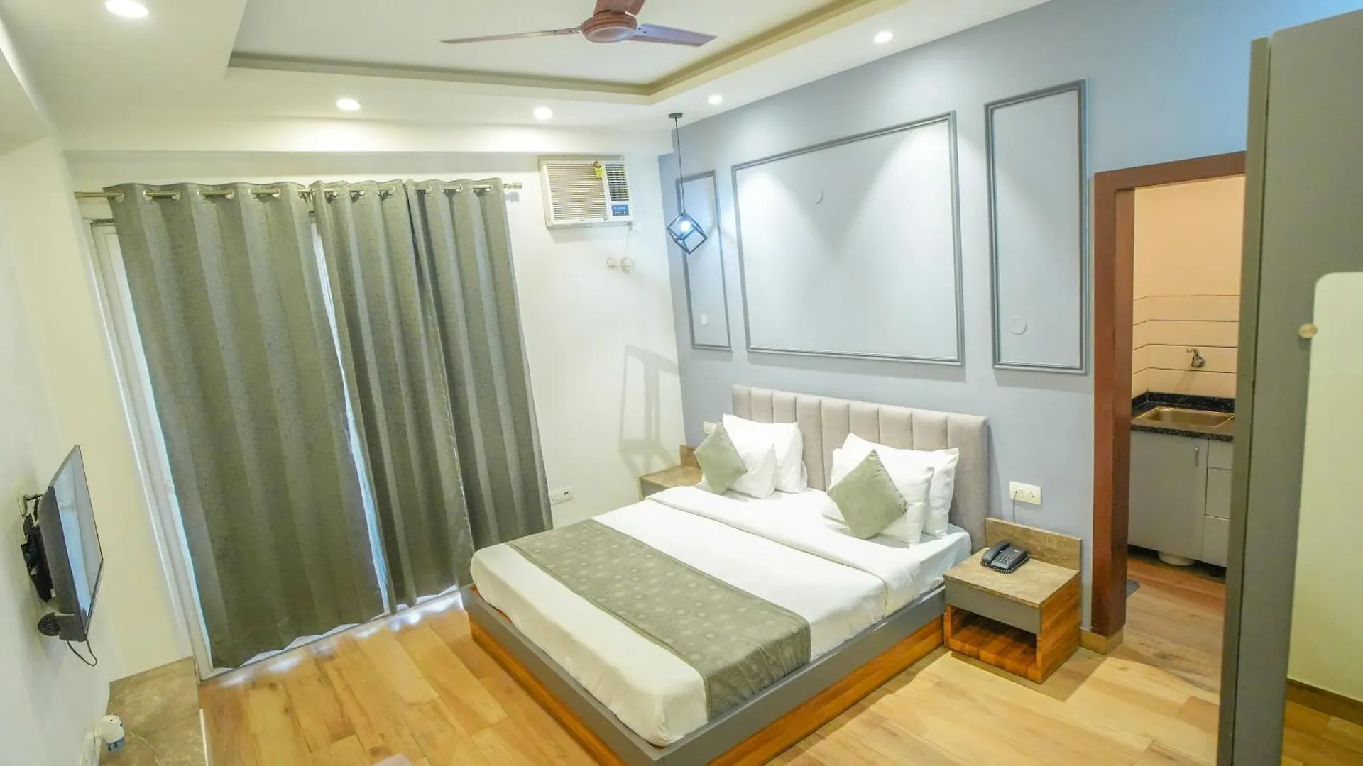 Serviced Luxury Suites With Kitchenette & Balcony At Sector 45 Gurgaon Hotel