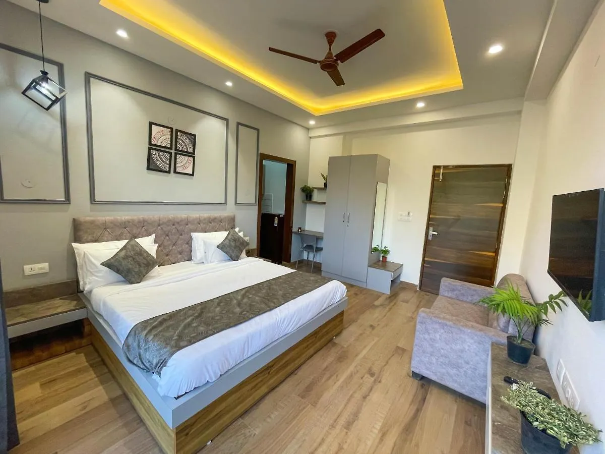 Serviced Luxury Suites With Kitchenette & Balcony At Sector 45 Гургаон