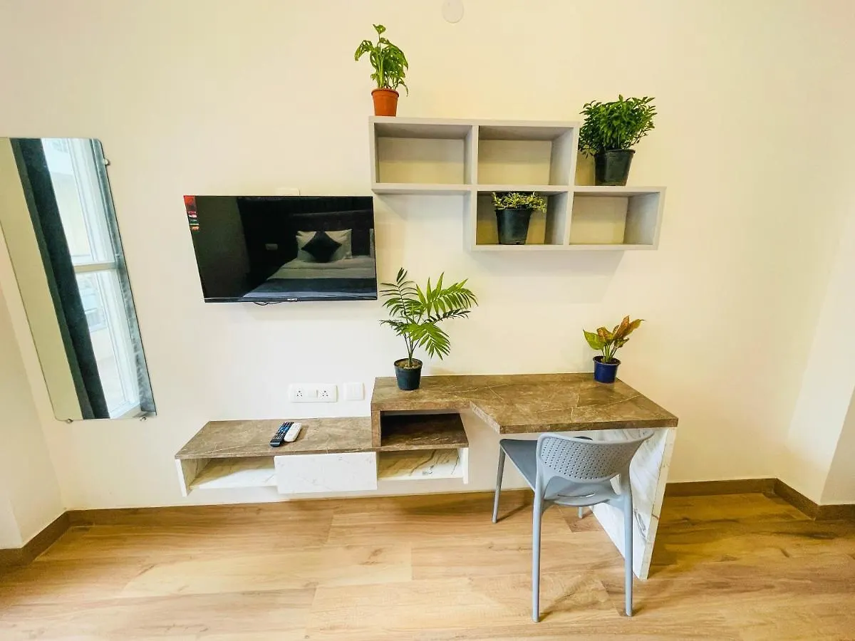 Serviced Luxury Suites With Kitchenette & Balcony At Sector 45 Гургаон