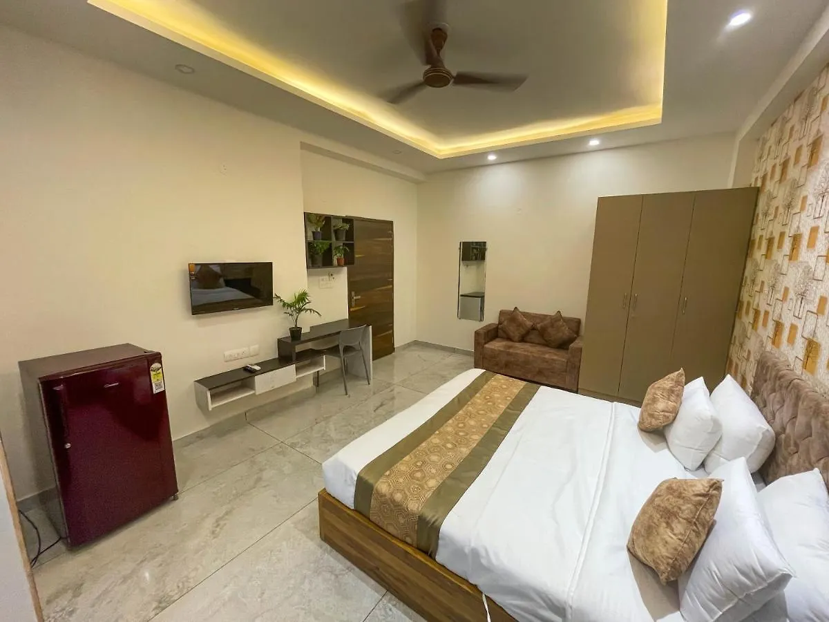 Отель Serviced Luxury Suites With Kitchenette & Balcony At Sector 45 Гургаон