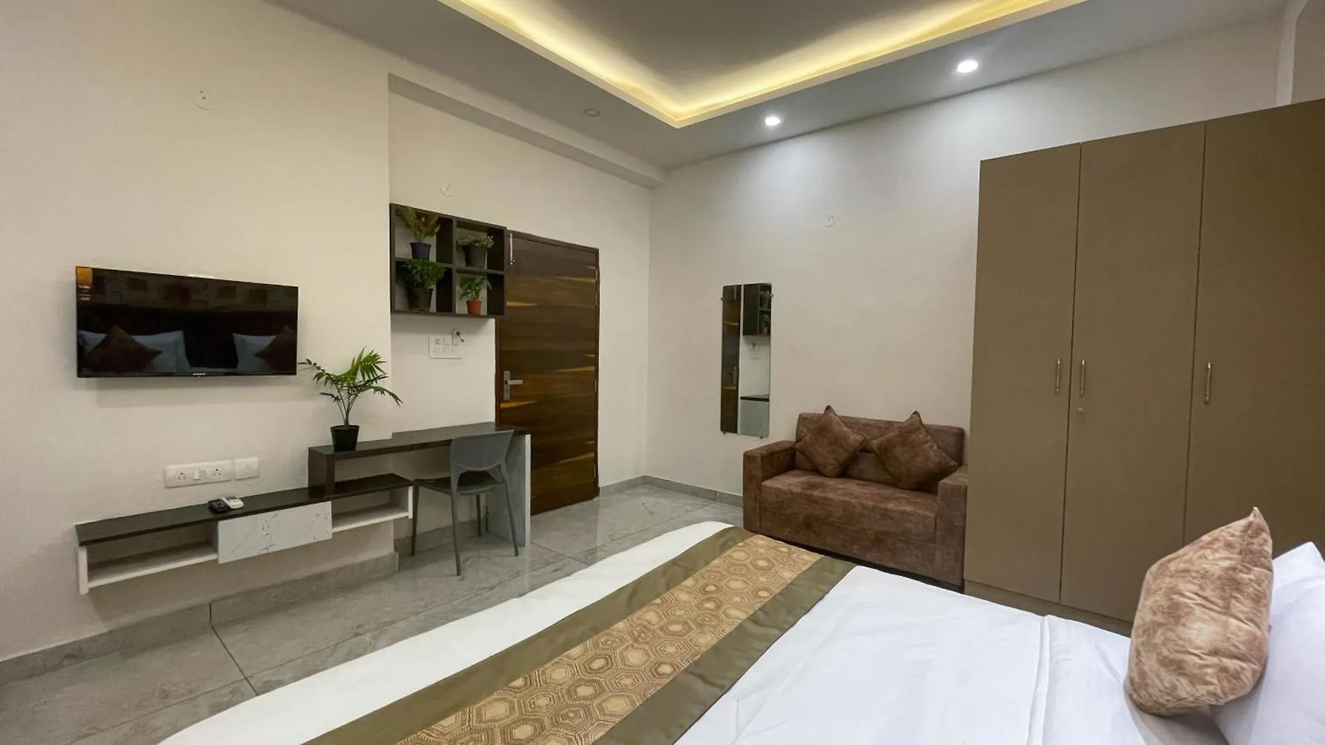 Serviced Luxury Suites With Kitchenette & Balcony At Sector 45 Гургаон 2*,  Индия