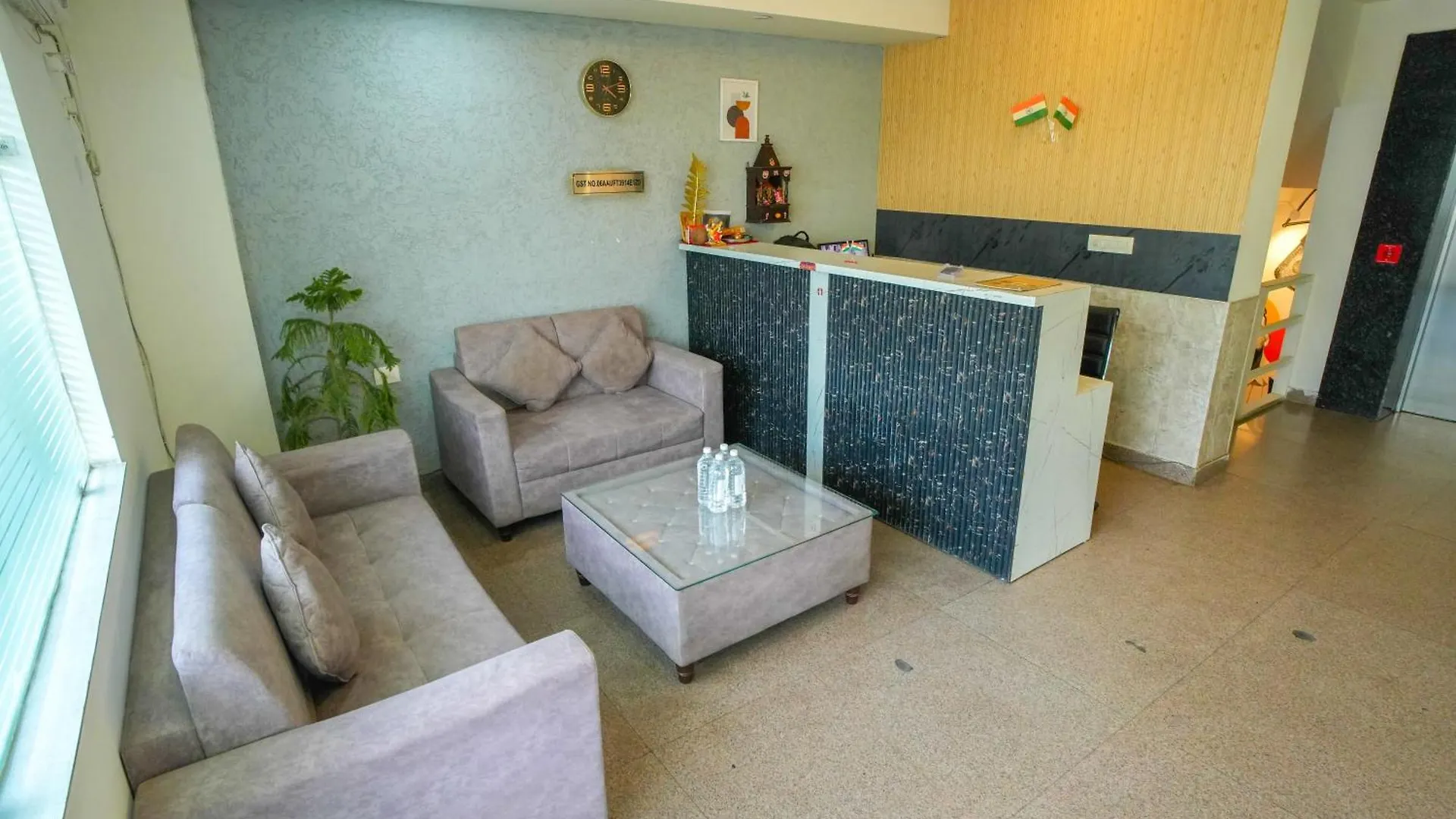 Serviced Luxury Suites With Kitchenette & Balcony At Sector 45 Гургаон