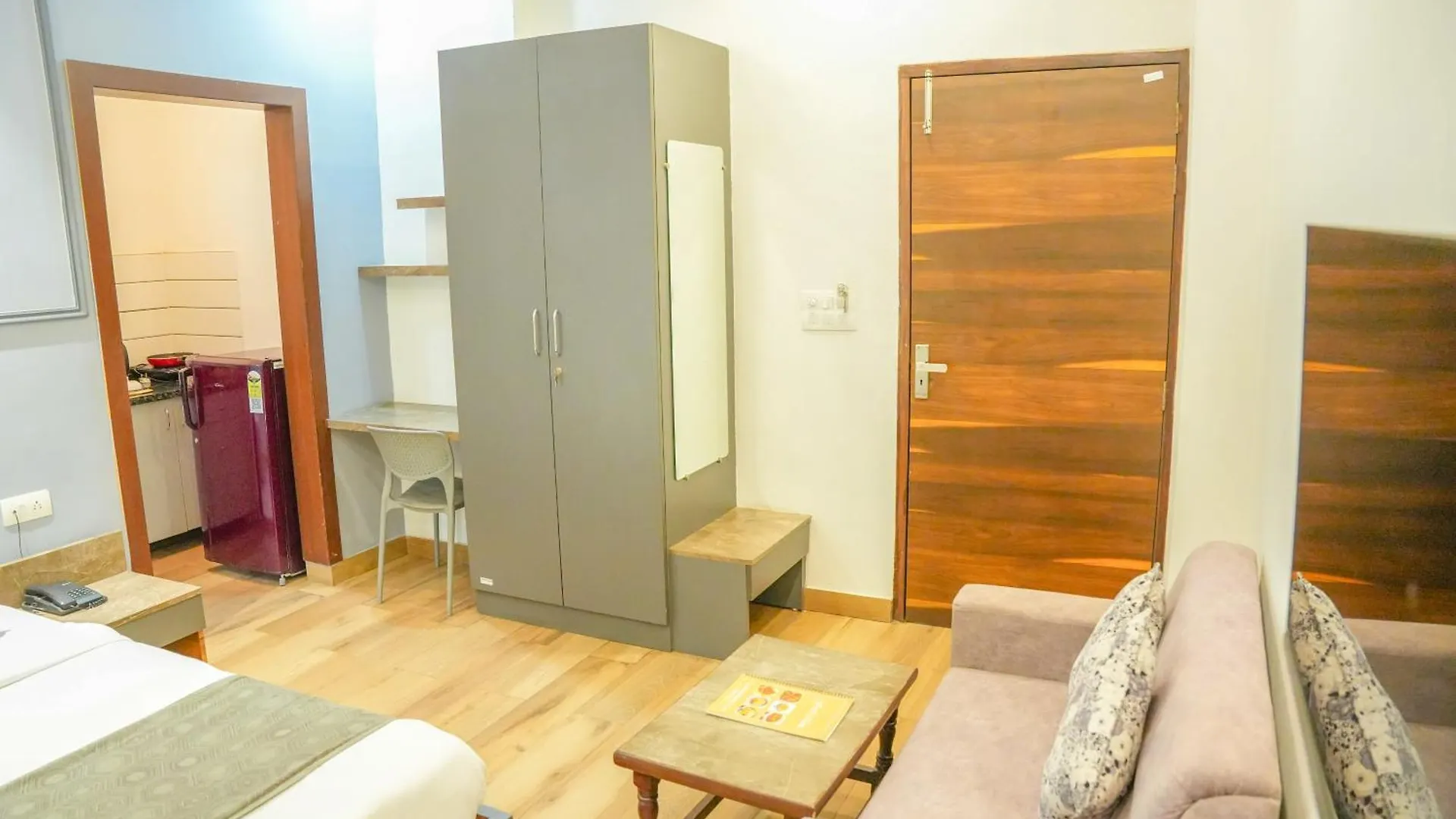 Отель Serviced Luxury Suites With Kitchenette & Balcony At Sector 45 Гургаон