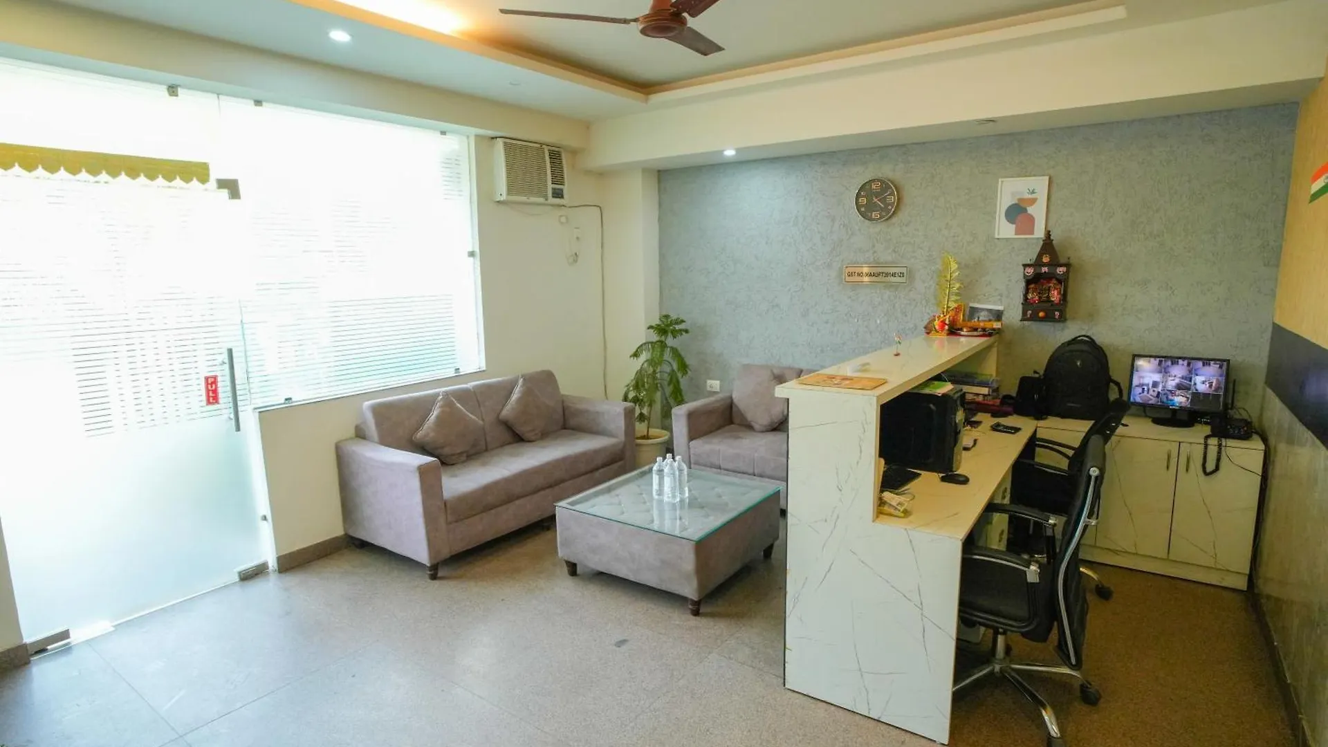Serviced Luxury Suites With Kitchenette & Balcony At Sector 45 Гургаон 2*,