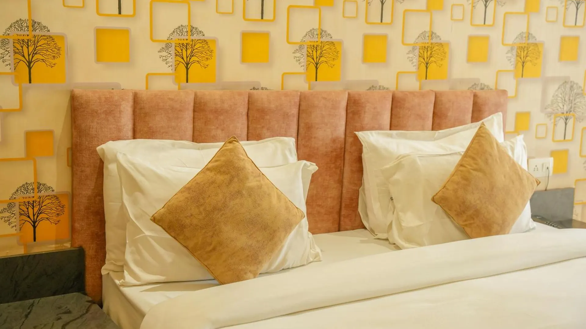 Serviced Luxury Suites With Kitchenette & Balcony At Sector 45 Гургаон