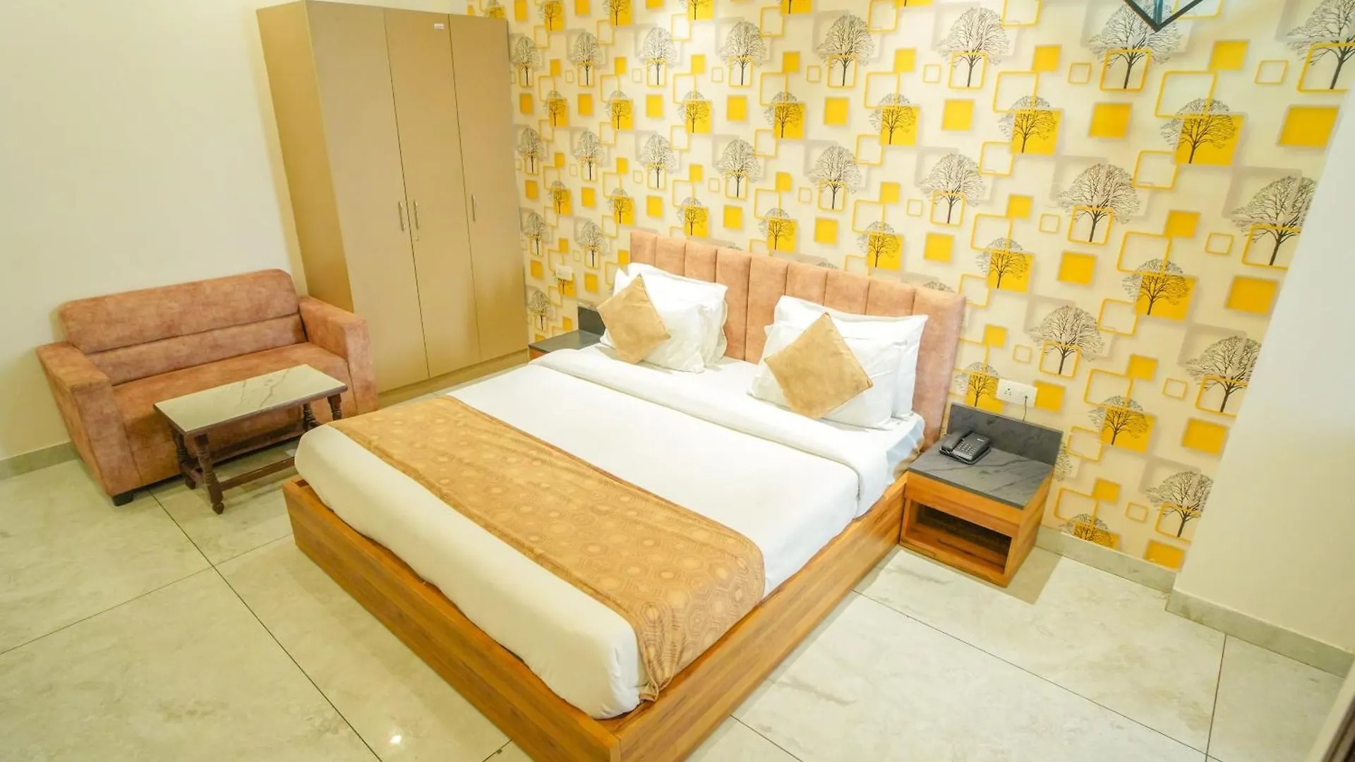 Serviced Luxury Suites With Kitchenette & Balcony At Sector 45 Гургаон