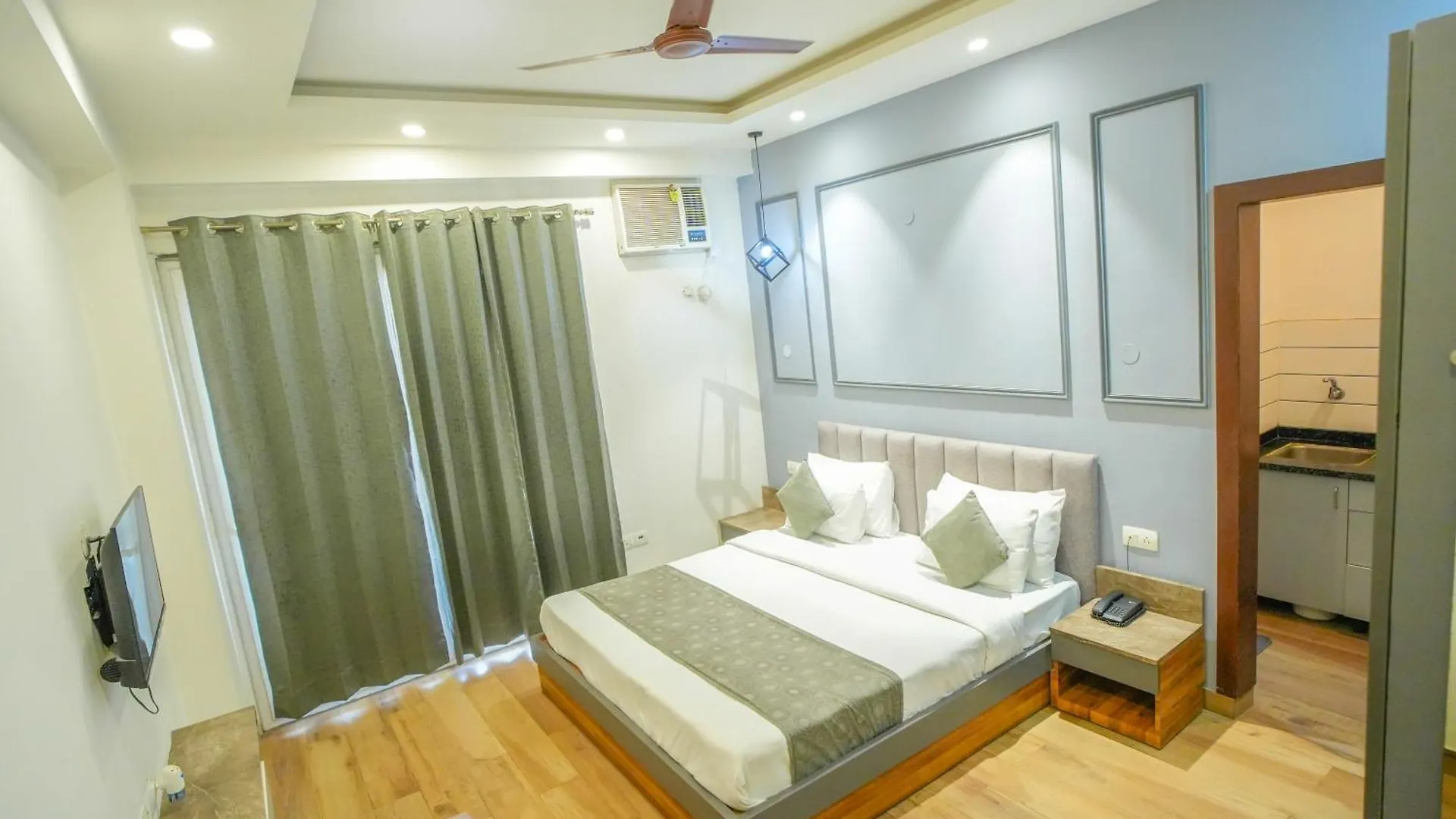 Serviced Luxury Suites With Kitchenette & Balcony At Sector 45 Гургаон 2*,
