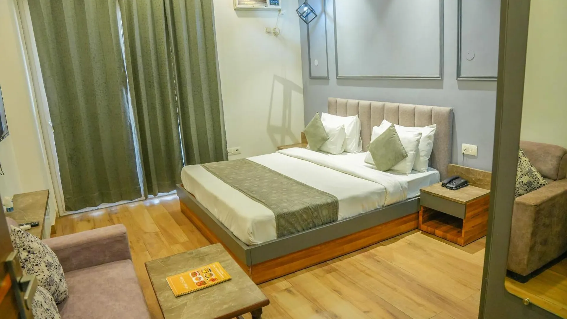 Отель Serviced Luxury Suites With Kitchenette & Balcony At Sector 45 Гургаон