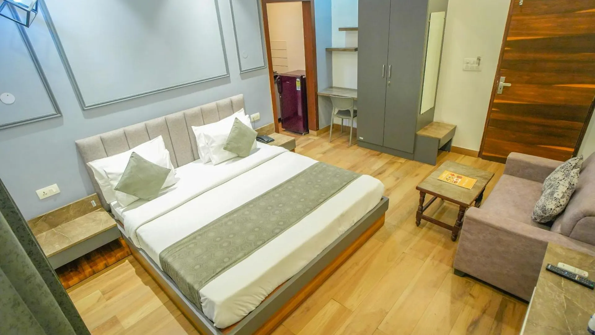 Serviced Luxury Suites With Kitchenette & Balcony At Sector 45 Гургаон Индия