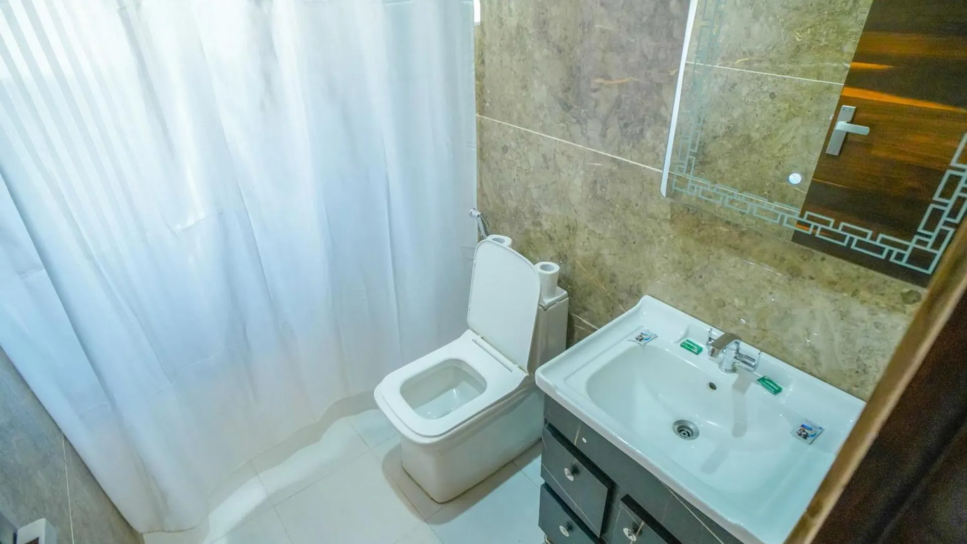 Serviced Luxury Suites With Kitchenette & Balcony At Sector 45 Гургаон 2*,